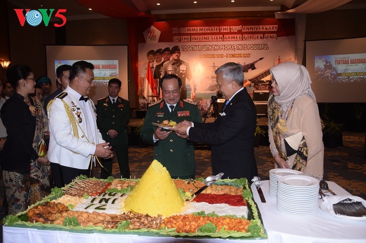 Peringatan ultah ke-72  berdirinya TNI (1945-2017) di Kota Hanoi - ảnh 7