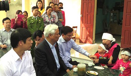 Wakil Ketua MN Vietnam, Uong Chu Luu menyapa dan menginspirasi rakyat di daerah banjir Thanh Hoa - ảnh 1