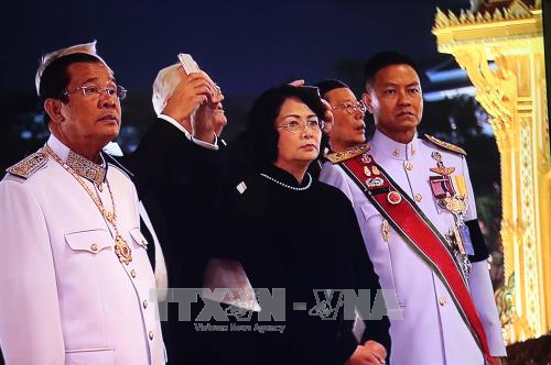 Wapres Vietnam, Dang Thi Ngoc Thinh menghadiri upacara  kremasi almarhum Raja Thailand - ảnh 1