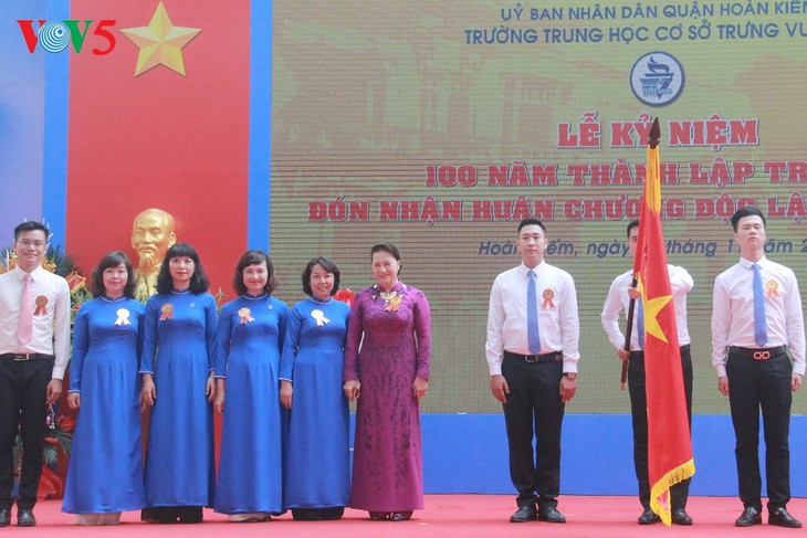 Ketua MN Vietnam menghadiri upacara peringatan ultah ke-100 berdirinya SMP Trung Vuong, Ha Noi - ảnh 1