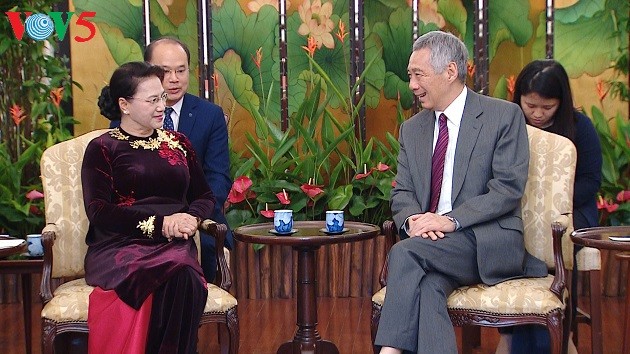  Ketua MN Nguyen Thi Kim Ngan melakukan kunjungan kehormatan kepada Presiden Singapura,Halimah Yacob - ảnh 2
