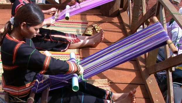 Menenun kain ikat - pengukur dari keluwesan para wanita etnis minoritas M’nong - ảnh 1