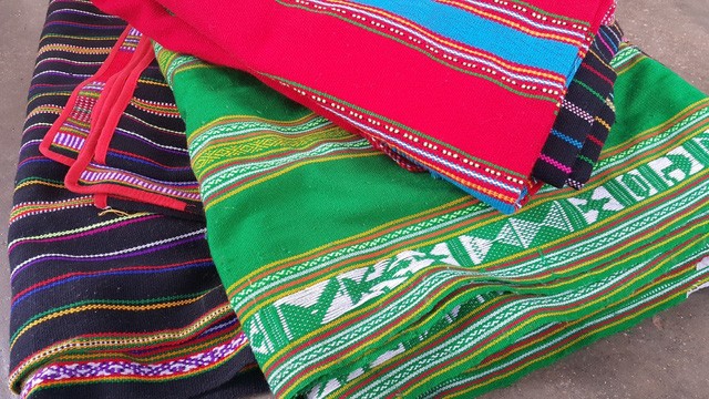 Menenun kain ikat - pengukur dari keluwesan para wanita etnis minoritas M’nong - ảnh 2