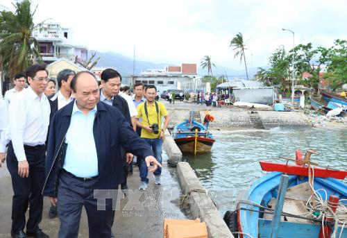 PM Vietnam, Nguyen Xuan Phuc memeriksa situasi mengatasi akibat taupan Damrey di Provinsi Khanh Hoa - ảnh 1