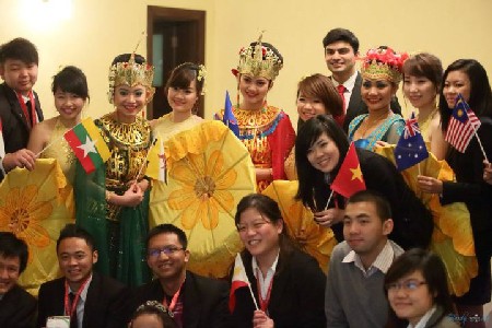  Mahasiswa ASEAN berkibkat ke komunitas kemakmuran bersama  - ảnh 1