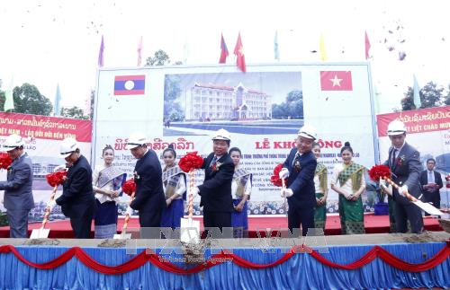 Pencangkulan pembangunan gedung SMU  Sithanaxay – hadiah dari Sekjen KS PKV, Nguyen Phu Trong - ảnh 1
