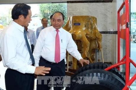  PM Nguyen Xuan Phuc melakukan kunjungan kerja dengan Grup Karet Vietnam - ảnh 1