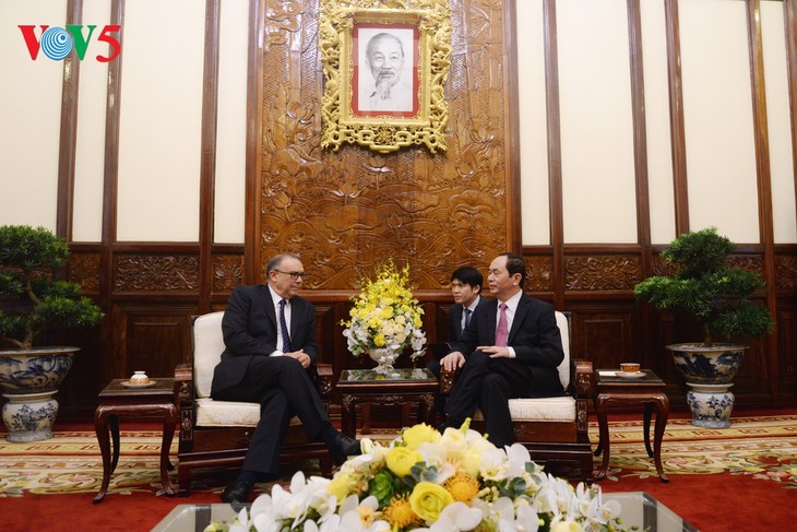  Presiden Tran Dai Quang menerima para Dubes yang menyampaikan surat mandat - ảnh 2