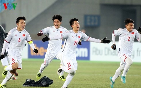 Pers Jepang memberitakan secara kental tentang kemenangan U-23 Vietnam - ảnh 1