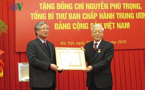 Sekjen KS PKV, Nguyen Phu Trong menerima Lencana 50 tahun Keanggotaan Partai Komunis - ảnh 1
