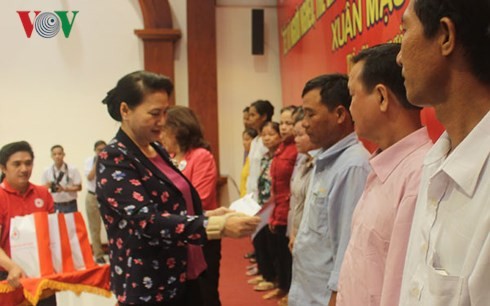 Ketua MN Nguyen Thi Kim Ngan memberikan bingkisan kepada keluarga yang mendapat  kebijakan prioritas  di Propinsi Ben Tre - ảnh 1