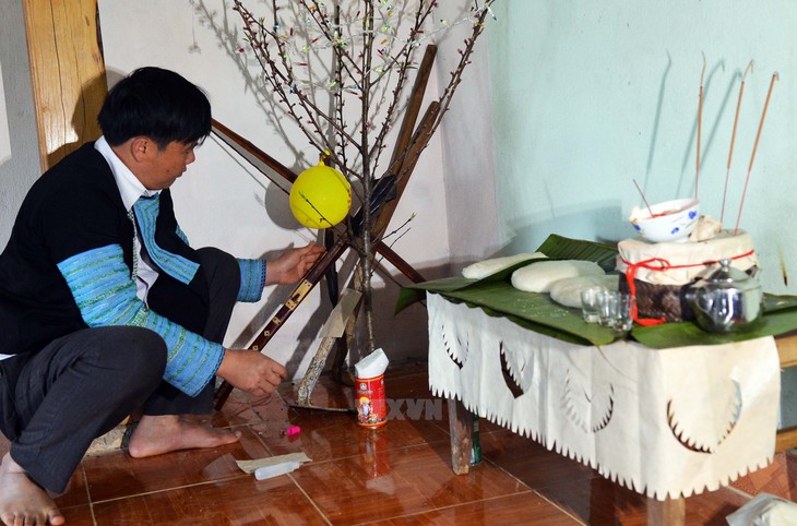 Adat kuliner yang dilakukan warga etnis minoritas Mong untuk merayakan Hari Raya Tet - ảnh 1