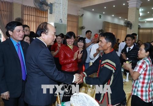 PM VN, Nguyen Xuan Phuc memberikan bingkisan kepada orang miskin dan buruh Provinsi Dak Lak - ảnh 1