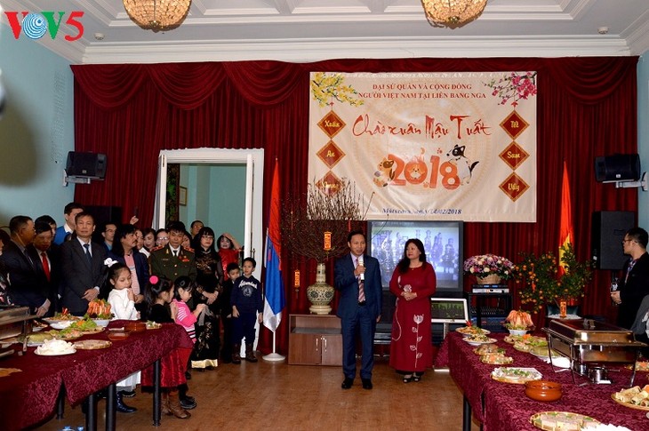  Kedubes Vietnam di Federasi Rusia melakukan pertemuan sehubungan dengan Musim Semi 2018 - ảnh 1