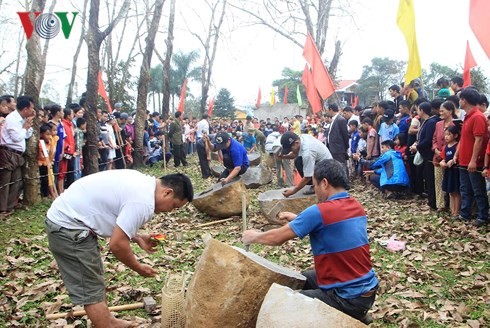  Quang Tri : Kompetisi membelah batu awal Musim Semi yang amat unik - ảnh 1