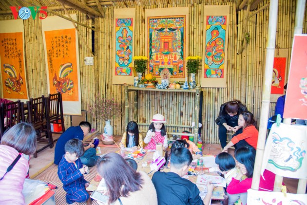 Warga Kota Hanoi membawa anak ke tempat meminta aksara awal tahun di Danau Van - ảnh 11