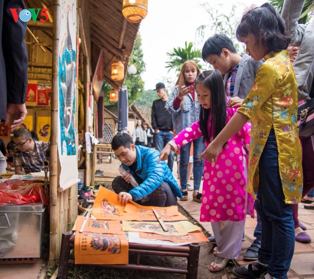 Warga Kota Hanoi membawa anak ke tempat meminta aksara awal tahun di Danau Van - ảnh 12