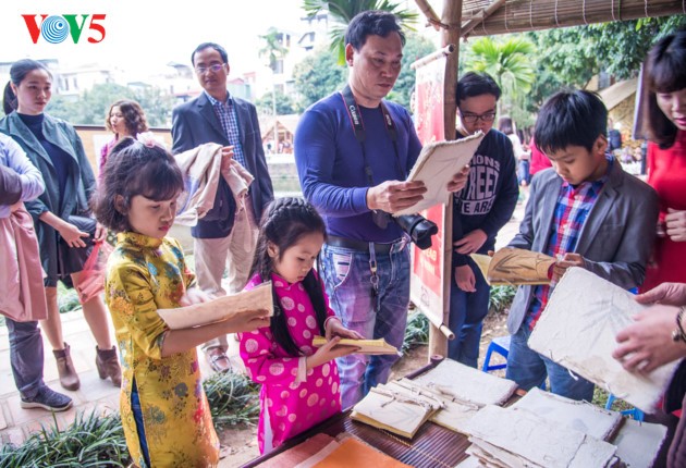 Warga Kota Hanoi membawa anak ke tempat meminta aksara awal tahun di Danau Van - ảnh 15