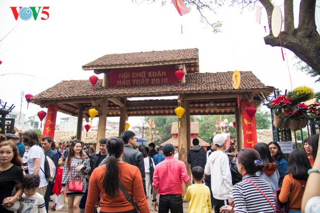 Warga Kota Hanoi membawa anak ke tempat meminta aksara awal tahun di Danau Van - ảnh 1