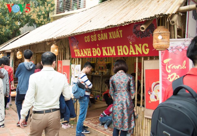 Warga Kota Hanoi membawa anak ke tempat meminta aksara awal tahun di Danau Van - ảnh 10