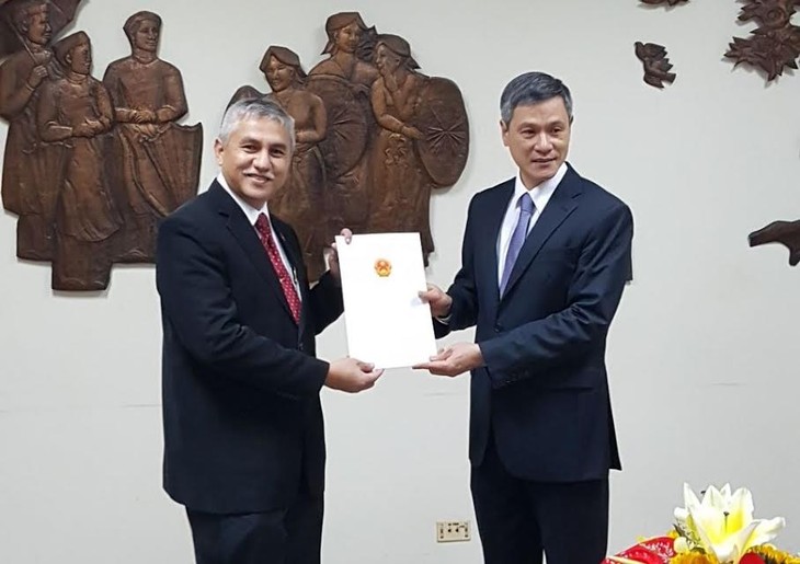  Memberikan surat pengakuan kepada Konsul Jenderal Indonesia baru di Kota Ho Chi Minh - ảnh 1