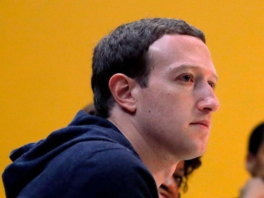 M.Zuckerberg hadir dalam  acara dengar pendapat di depan Kongres AS setelah skandal data Facebook - ảnh 1