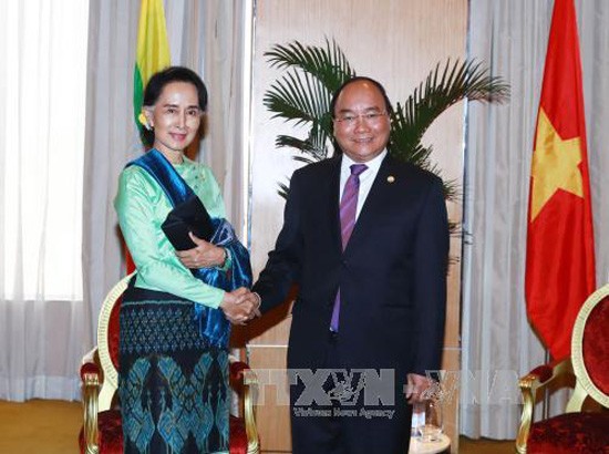 PM Nguyen Xuan Phuc melakukan pembicaraan dengan Penasehat Negara Myanmar - ảnh 1