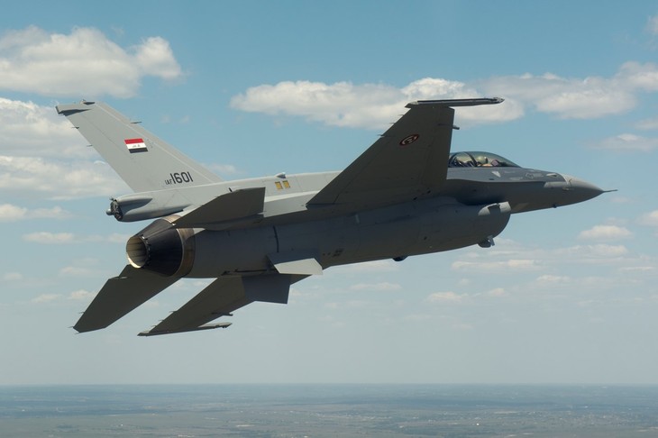 Irak melakukan serangan udara terhadap posisi-posisi IS di wilayan Suriah - ảnh 1