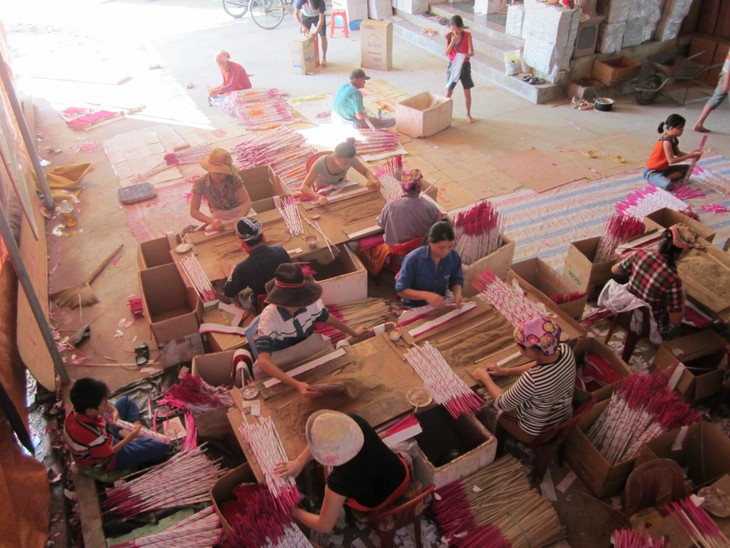Desa kerajinan membuat dupa manis di Kabupaten Quy Chau, Provinsi Nghe An  - ảnh 1