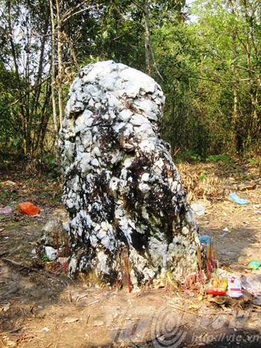 Kakek tua batu putih- Bungkahan batu keramat dari warga etnis minoritas Ha Nhi di daerah perbatasan - ảnh 1