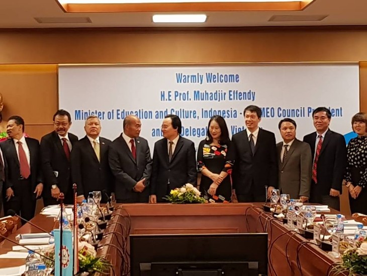 Menteri Pendidikan dan Pelatihan Phung Xuan Nha melakukan pembicaraan dengan Ketua Dewan SEAMEO, Muhadjir Effendy - ảnh 1