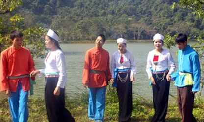Menyanyikan lagu  Dum dalam kehidupan warga etnis minoritas Muong - ảnh 1