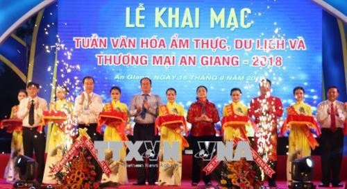 Lebih dari 500 gerai ikut pada Pekan Budaya Kuliner, Pariwisata dan Perdagangan An Giang 2018 - ảnh 1