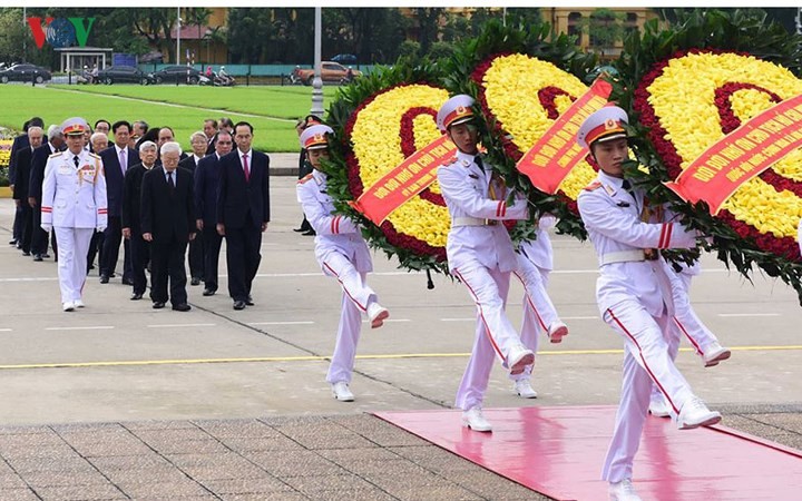 Hari Nasional Vietnam: Para pemimpin Partai Komunis, Negara berziarah ke Mousolium Presiden Ho Chi Minh  - ảnh 1