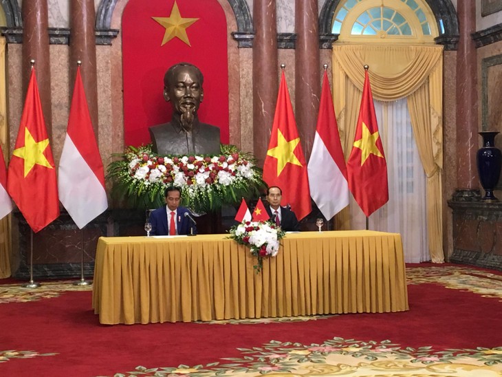 Presiden Vietnam, Tran Dai Quang melakukan pembicaraan dengan Presiden Indonesia, Joko Widodo - ảnh 2