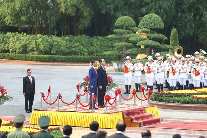 Presiden Tran Dai Quang meminpin acara penyambutan Presiden Indonesia, Joko Widodo - ảnh 1