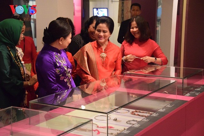 Istri Presiden Indonesia, Ibu Iriana Joko Widodo mengunjungi Museum Wanita Vietnam - ảnh 3