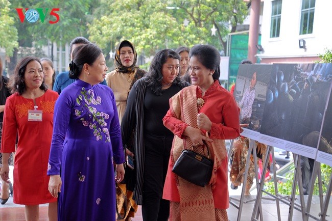 Istri Presiden Indonesia, Ibu Iriana Joko Widodo mengunjungi Museum Wanita Vietnam - ảnh 1