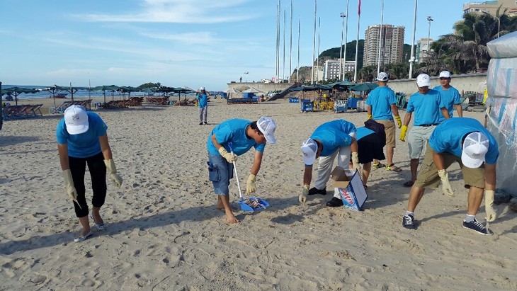 Vietnam menyambut Hari Internasional membersihkan pantai - ảnh 1