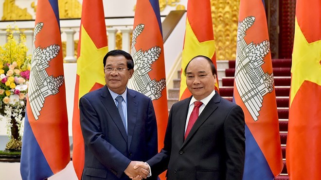 PM Nguyen Xuan Phuc melakukan pertemuan dengan PM Kamboja, Samdech Techo Hunsen - ảnh 1