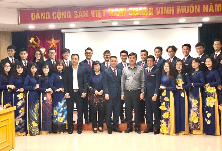 Pemimpin Pengurus Besar Liga Pemuda Komunis Ho Chi Minh bertemu dengan 28 pemuda Vietnam yang menghadiri program SSEAYP 45 - ảnh 1