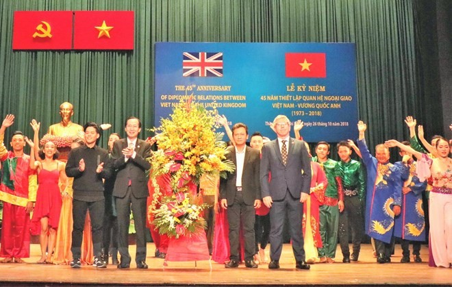 Memperingati ultah ke-45 penggalangan hubungan diplomatik Vietnam-Kerajaan Inggris Raya - ảnh 1