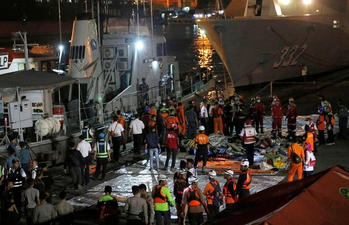 Pekerjaan pencarian dan pertolongan para korban kecelakaan pesawat terbang JT 610 jatuh di laut - ảnh 12