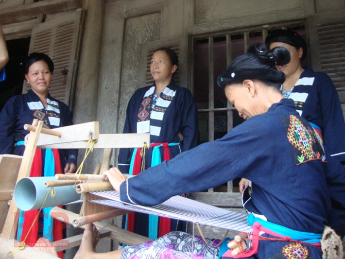 Busana tradisional yang khas dari perempuan etnis minoritas Cao Lan di Provinsi Bac Giang - ảnh 1