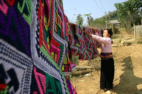 Kerajinan menenun kain ikat dari warga etnis minoritas Cao Lan - ảnh 1