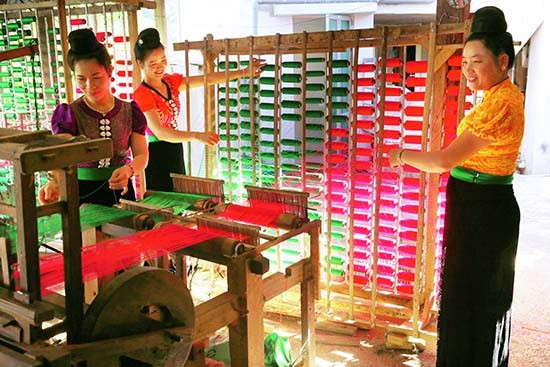 Kabupaten Moc Chau menjaga kerajinan menenun kain ikat - ảnh 1