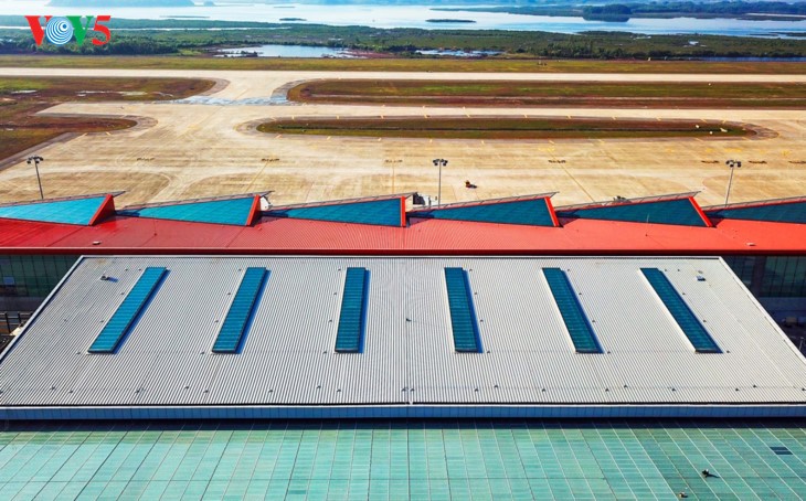 Panorama bandara internasional Van Don di tengah-tengah laut dan langit daerah Dong Bac (Timur Laut)  - ảnh 17