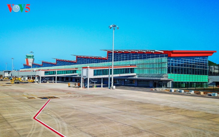 Panorama bandara internasional Van Don di tengah-tengah laut dan langit daerah Dong Bac (Timur Laut)  - ảnh 1