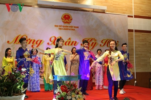 Kantor-kantor  Perwakilan diplomatik Vietnam di luar negeri merayakan Hari Raya Tet  Ky Hoi - ảnh 1