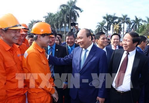 PM Viet Nam, Nguyen Xuan Phuc  mengunjungi dan mengucapkan selamat Hari Raya Tet di Kota Hai Phong - ảnh 1
